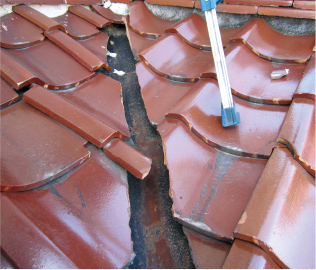 谷瓦のズレ、谷板の錆